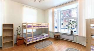 Гостиница Дом охотника Томск Бюджетный двухместный номер с общей ванной комнатой-1